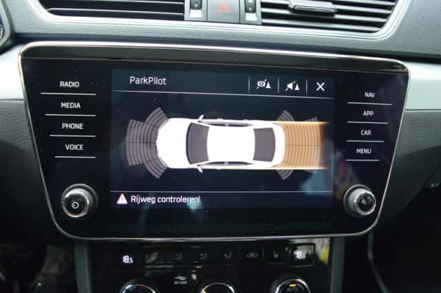 Škoda Superb (2019) thumbnail 4