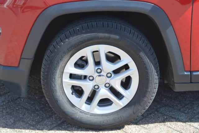 Jeep Compass (2019) thumbnail 3