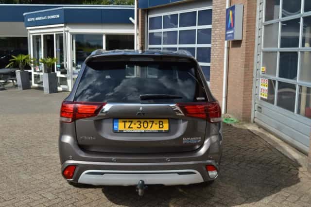 Mitsubishi Outlander (2018) thumbnail 4
