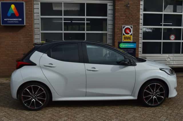 Toyota Yaris (2023) thumbnail 2