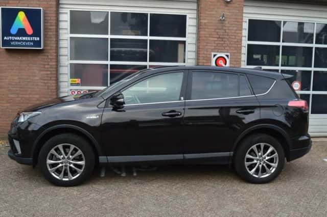 Toyota RAV4 (2018) thumbnail 2