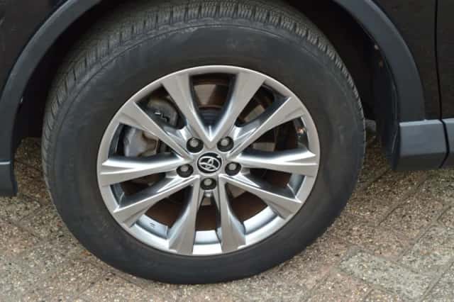 Toyota RAV4 (2018) thumbnail 6