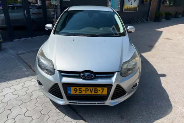 Ford Focus (2011) thumbnail 2