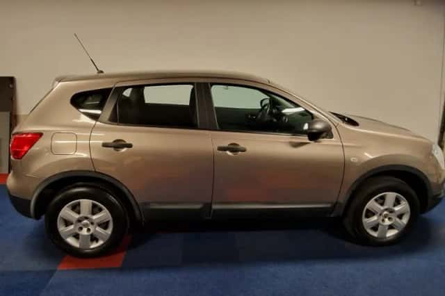 Nissan Qashqai (2009) thumbnail 2