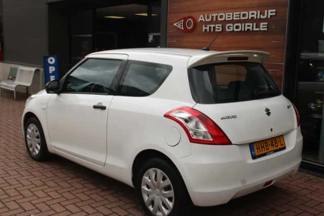 Suzuki Swift (2011) thumbnail 3