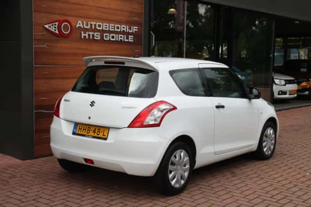Suzuki Swift (2011) thumbnail 4