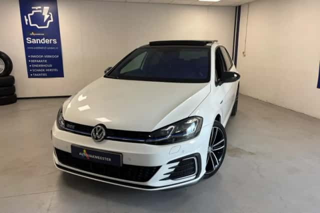 Volkswagen Golf (2018) thumbnail 1