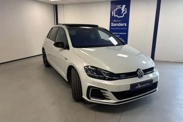 Volkswagen Golf (2018) thumbnail 2