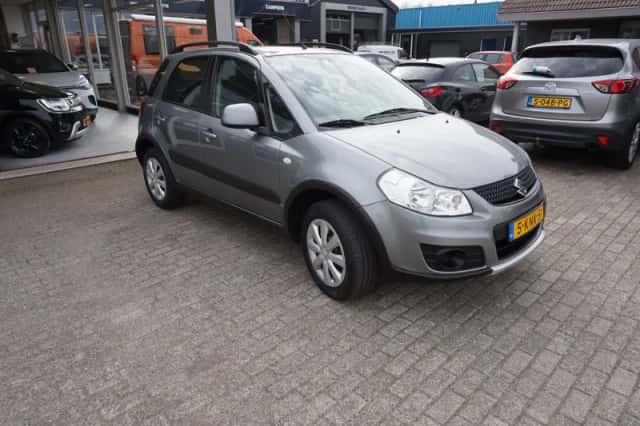 Suzuki SX4 (2013) thumbnail 3