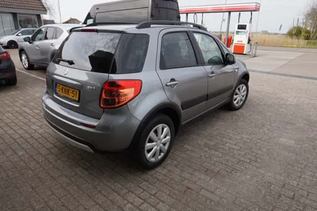 Suzuki SX4 (2013) thumbnail 4
