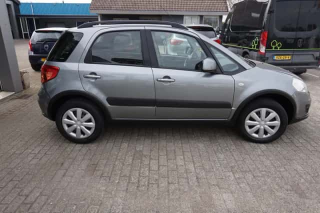 Suzuki SX4 (2013) thumbnail 5