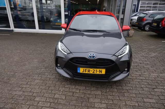 Toyota Yaris (2021) thumbnail 2