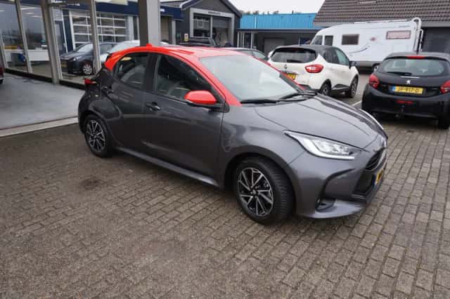 Toyota Yaris (2021) thumbnail 3