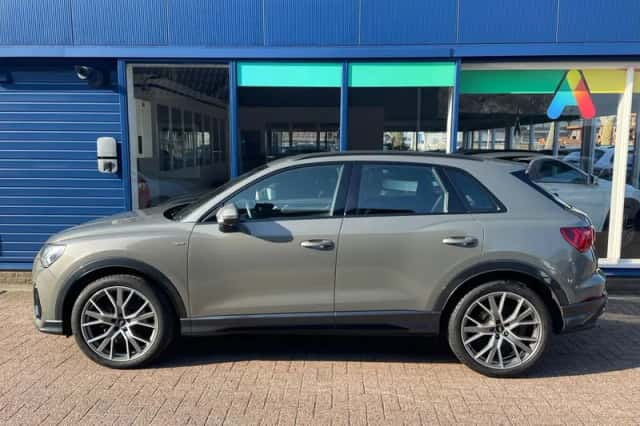 Audi Q3 (2019) thumbnail 2