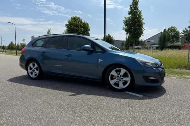 Opel Astra (2012) thumbnail 2