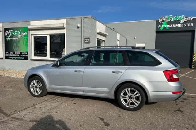 Škoda Octavia (2013) thumbnail 2