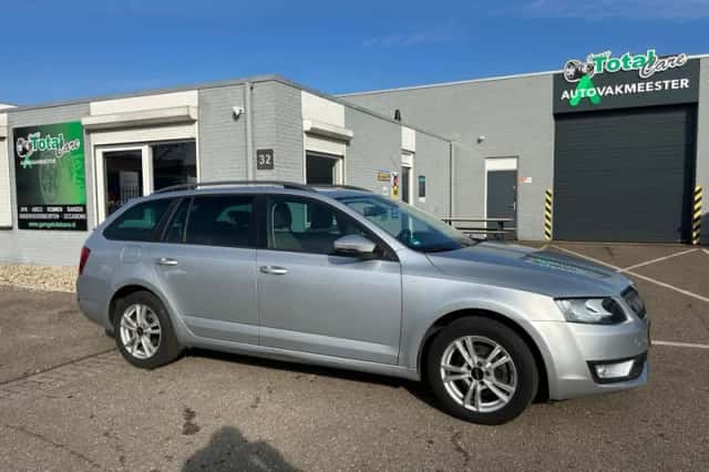 Škoda Octavia (2013) thumbnail 3