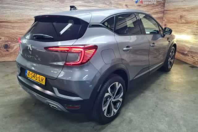 Renault Captur (2023) thumbnail 5