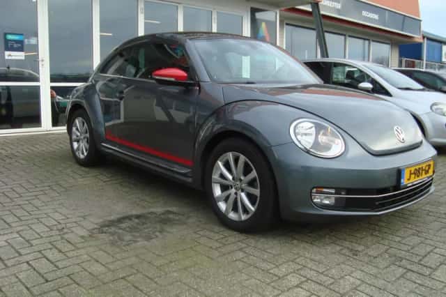 Volkswagen Beetle (2016) thumbnail 2