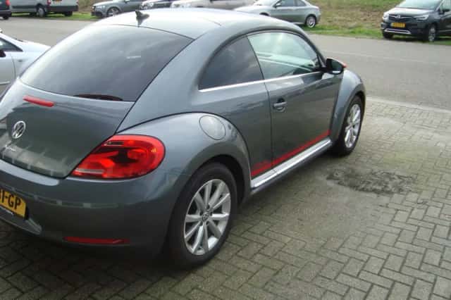 Volkswagen Beetle (2016) thumbnail 3