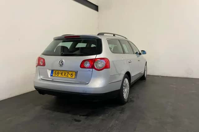 Volkswagen Passat (2010) thumbnail 2