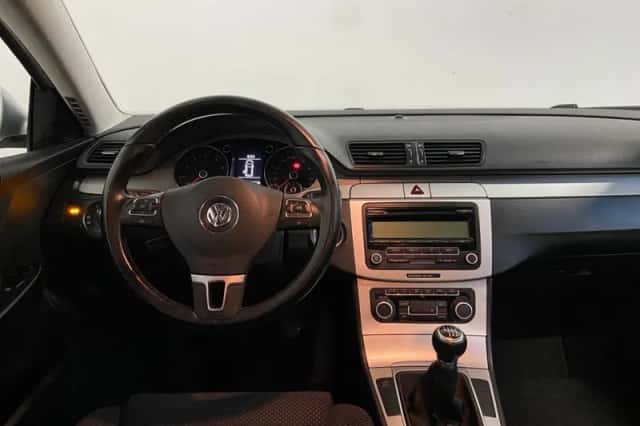 Volkswagen Passat (2010) thumbnail 3