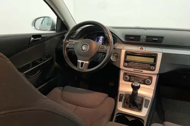 Volkswagen Passat (2010) thumbnail 5