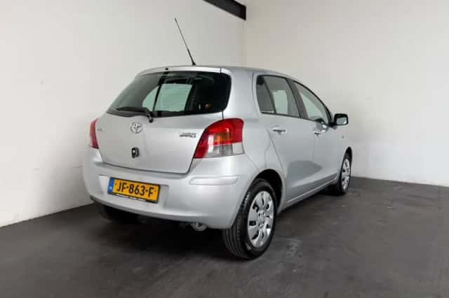 Toyota Yaris (2009) thumbnail 2