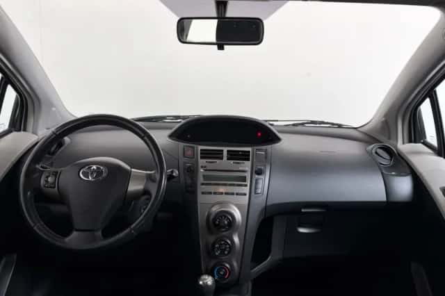 Toyota Yaris (2009) thumbnail 3
