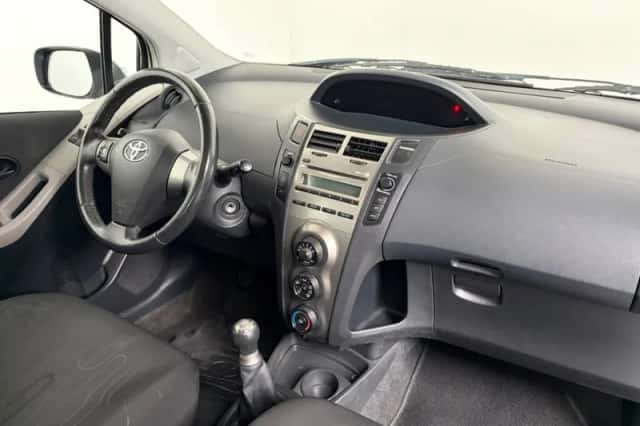 Toyota Yaris (2009) thumbnail 4