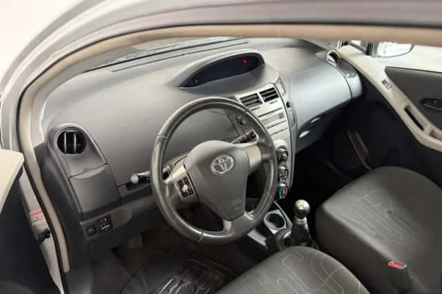Toyota Yaris (2009) thumbnail 6