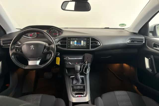 Peugeot 308 (2015) thumbnail 3