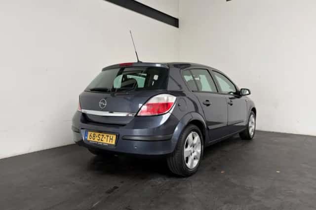 Opel Astra (2006) thumbnail 2