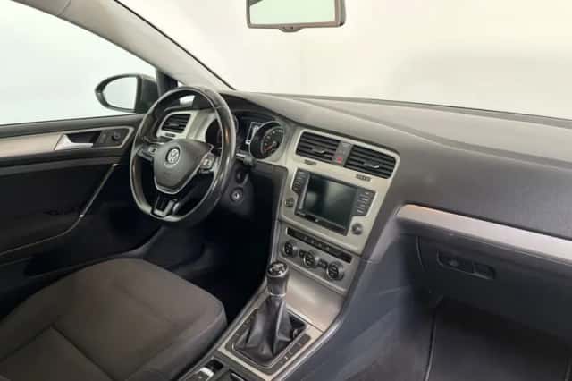 Volkswagen Golf (2015) thumbnail 4