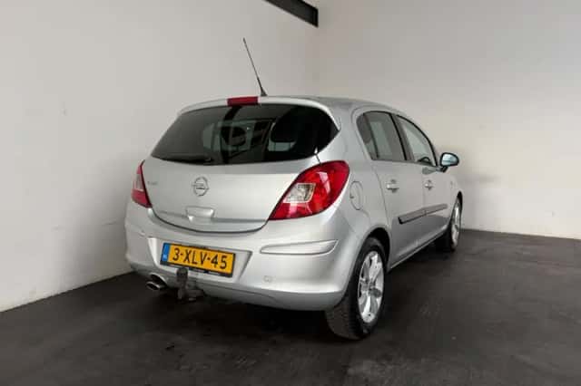 Opel Corsa (2014) thumbnail 2