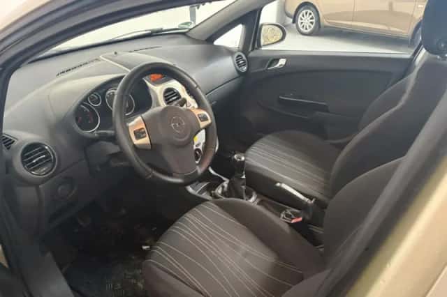 Opel Corsa (2008) thumbnail 3