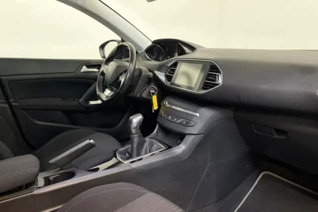 Peugeot 308 (2015) thumbnail 3