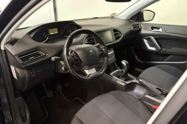 Peugeot 308 (2015) thumbnail 5