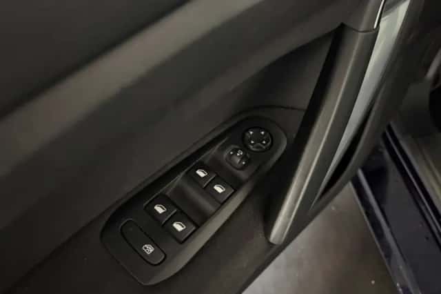Peugeot 308 (2015) thumbnail 6