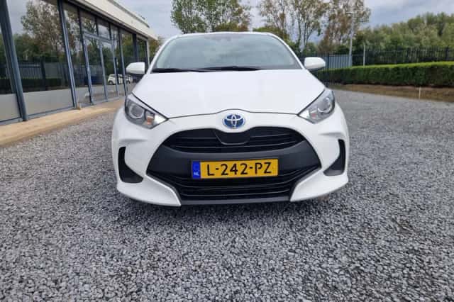Toyota Yaris (2021) thumbnail 3