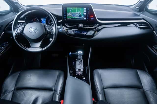 Toyota C-HR (2018) thumbnail 2