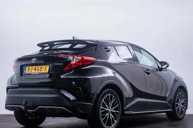 Toyota C-HR (2018) thumbnail 3
