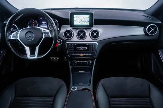 Mercedes-Benz GLA-Klasse (2015) thumbnail 2
