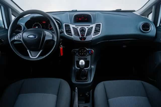 Ford Fiesta (2010) thumbnail 2
