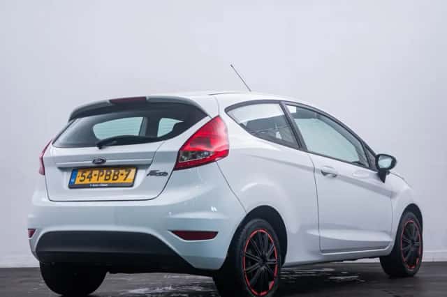 Ford Fiesta (2010) thumbnail 3