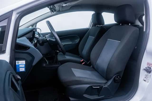Ford Fiesta (2010) thumbnail 6