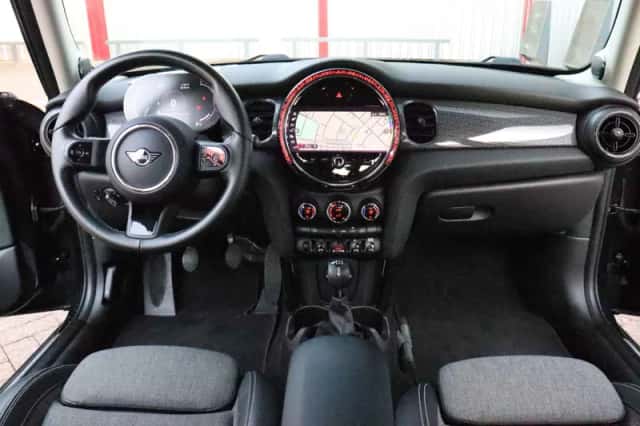 MINI Cooper S (2021) thumbnail 3
