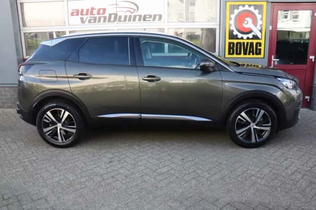 Peugeot 3008 (2020) thumbnail 2