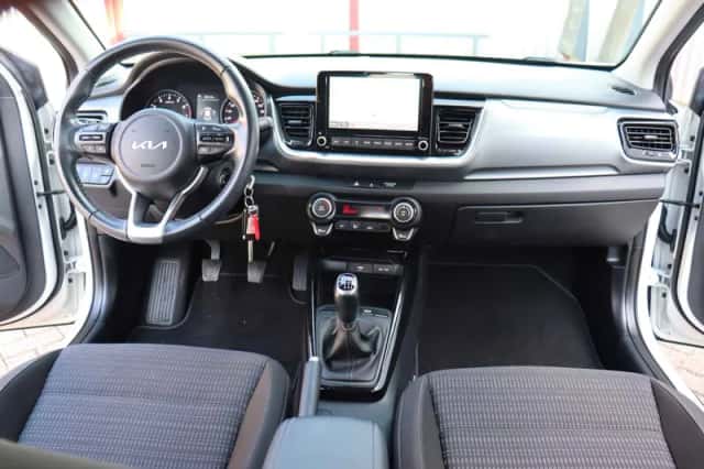Kia Stonic (2022) thumbnail 3