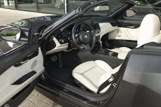 BMW Z4 (2011) thumbnail 2
